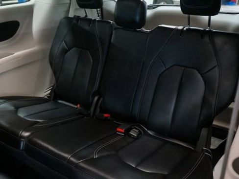 Used 2024 Chrysler Pacifica Touring-L image 40