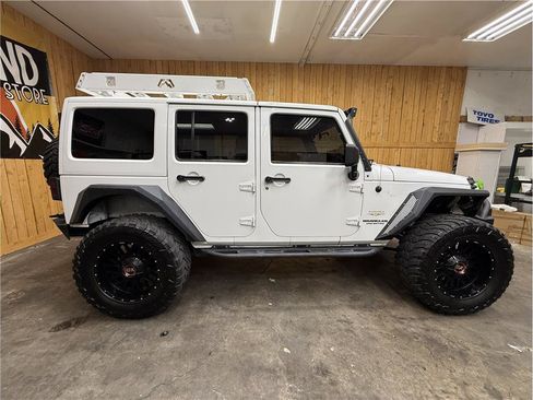 Used 2012 Jeep Wrangler Unlimited Sahara w/ Connectivity Group AWD/4WD image 4