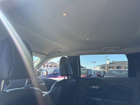 Used 2019 Jeep Cherokee Limited image 12