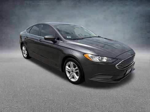 Used 2018 Ford Fusion SE w/ Fusion SE Technology Package FWD image 8