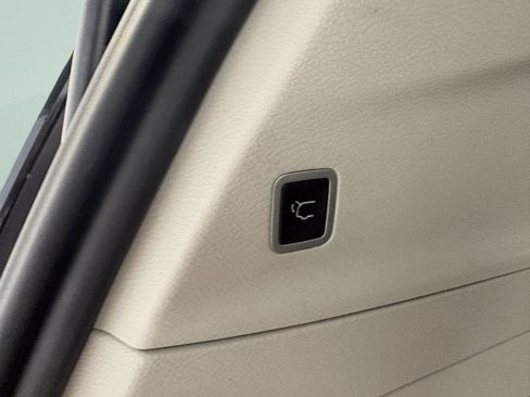 Used 2024 Chrysler Pacifica Touring-L FWD image 10