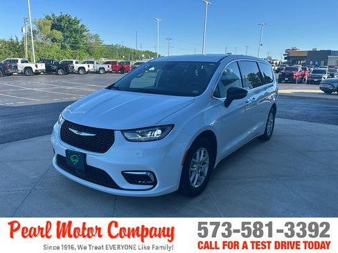 Used 2024 Chrysler Pacifica Touring-L FWD image 7