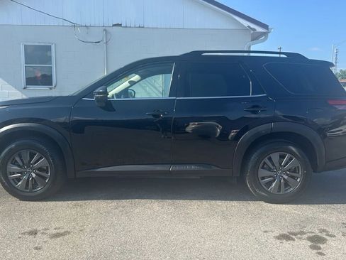 Used 2022 Nissan Pathfinder SV AWD/4WD image 2