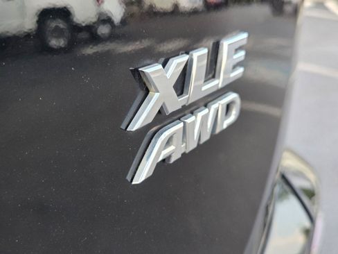 Used 2017 Toyota RAV4 XLE AWD/4WD image 8
