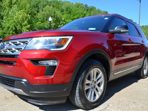 Used 2018 Ford Explorer XLT w/ Equipment Group 201A AWD/4WD image 3