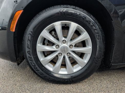 Used 2017 Chrysler Pacifica Touring-L image 4