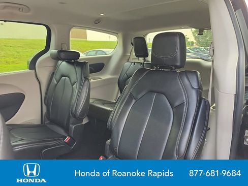 Used 2024 Chrysler Pacifica Touring-L FWD image 11