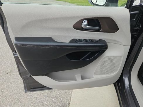 Used 2019 Chrysler Pacifica Touring-L FWD image 11