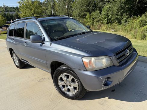Used 2005 Toyota Highlander 2WD w/ 3rd Row image 1