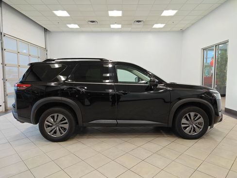 Used 2025 Nissan Pathfinder SV AWD/4WD image 2