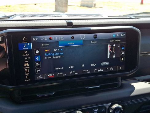 Used 2024 Jeep Wrangler Unlimited Sahara w/ Technology Group AWD/4WD image 17