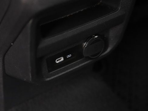 Used 2022 Volkswagen Tiguan SE image 17