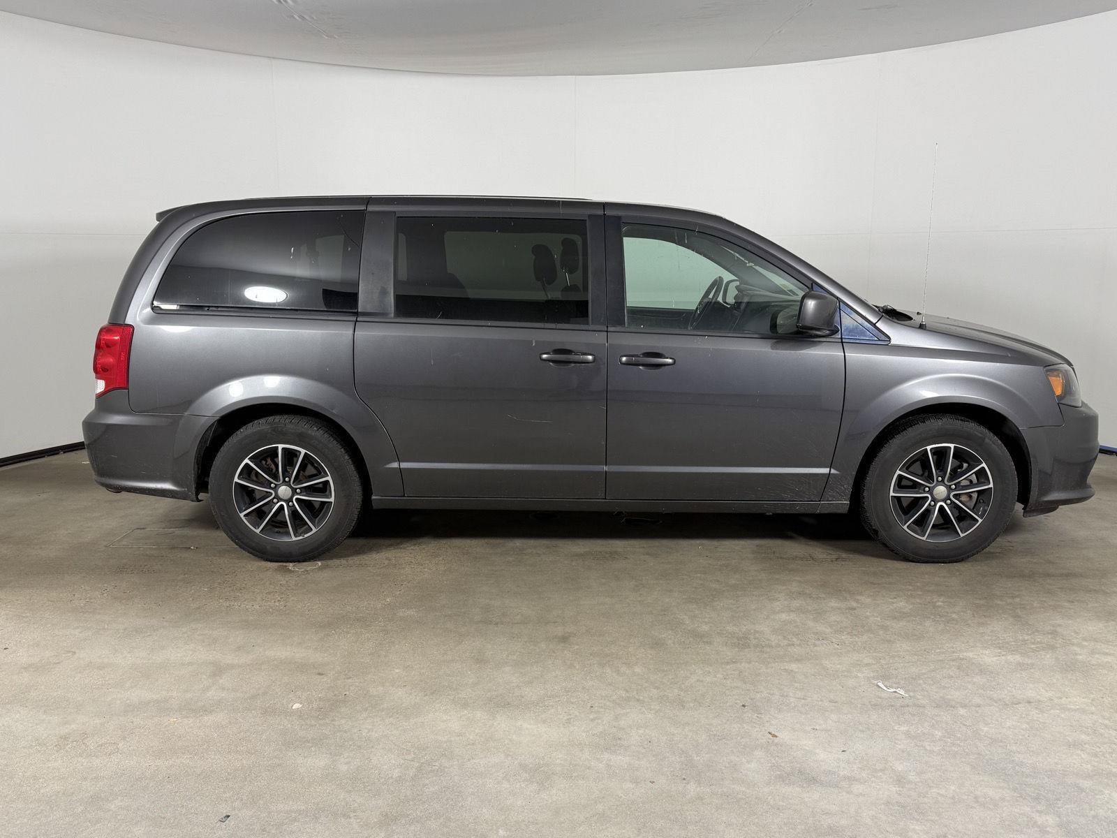 Used 2018 Dodge Grand Caravan SE FWD image 4