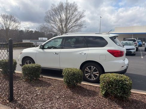 Used 2017 Nissan Pathfinder SV image 13