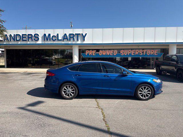 Used 2017 Ford Fusion SE w/ Fusion SE Technology Package FWD image 2