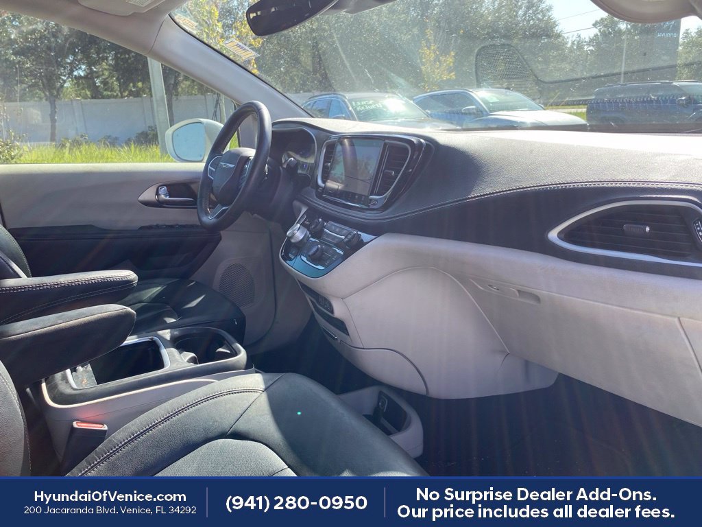 Used 2022 Chrysler Pacifica Touring-L w/ Uconnect Theater Family Group FWD image 17