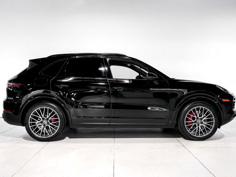 Used 2022 Porsche Cayenne S image 2