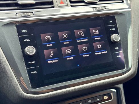 Used 2019 Volkswagen Tiguan SE image 28