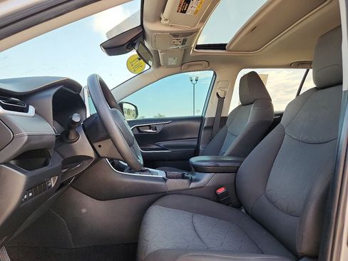 Used 2021 Toyota RAV4 XLE w/ Convenience Package FWD image 18