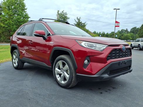 Used 2021 Toyota RAV4 XLE Premium AWD/4WD image 10