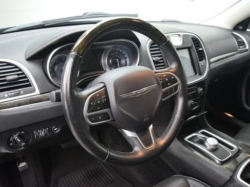 Used 2018 Chrysler 300 Limited AWD/4WD image 10