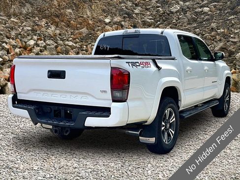 Used 2018 Toyota Tacoma TRD Sport AWD/4WD image 2