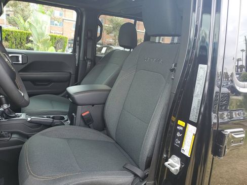 Used 2024 Jeep Wrangler Unlimited Sahara AWD/4WD image 18