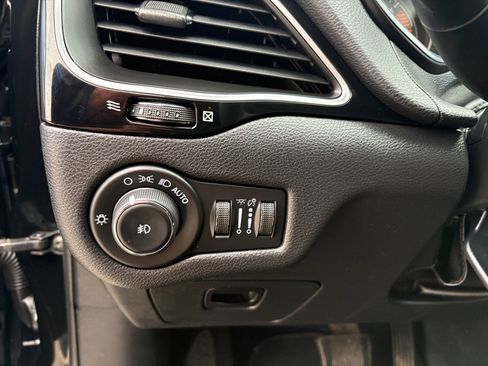 Used 2020 Jeep Cherokee Latitude Plus FWD image 21