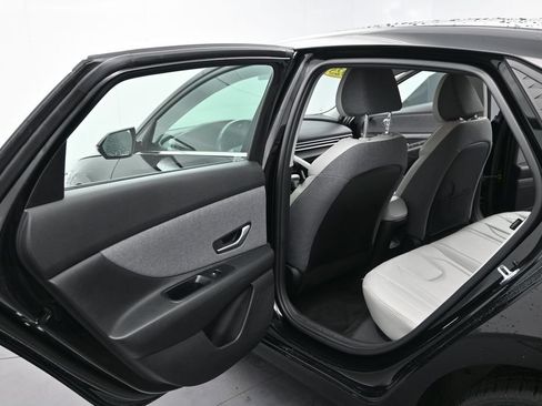 Used 2025 Hyundai Elantra Limited FWD image 13