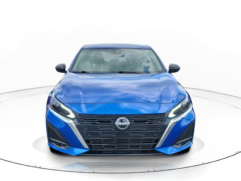 Used 2025 Nissan Altima 2.5 SV FWD image 2