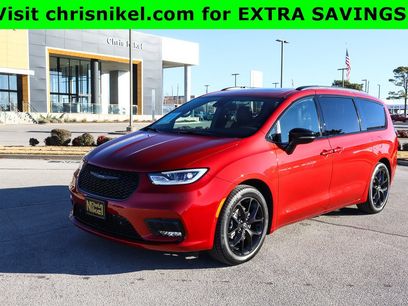 New 2026 Chrysler Pacifica Limited w/ Uconnect Theater Family Group