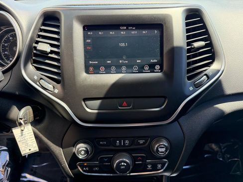 Used 2020 Jeep Cherokee Latitude FWD image 28