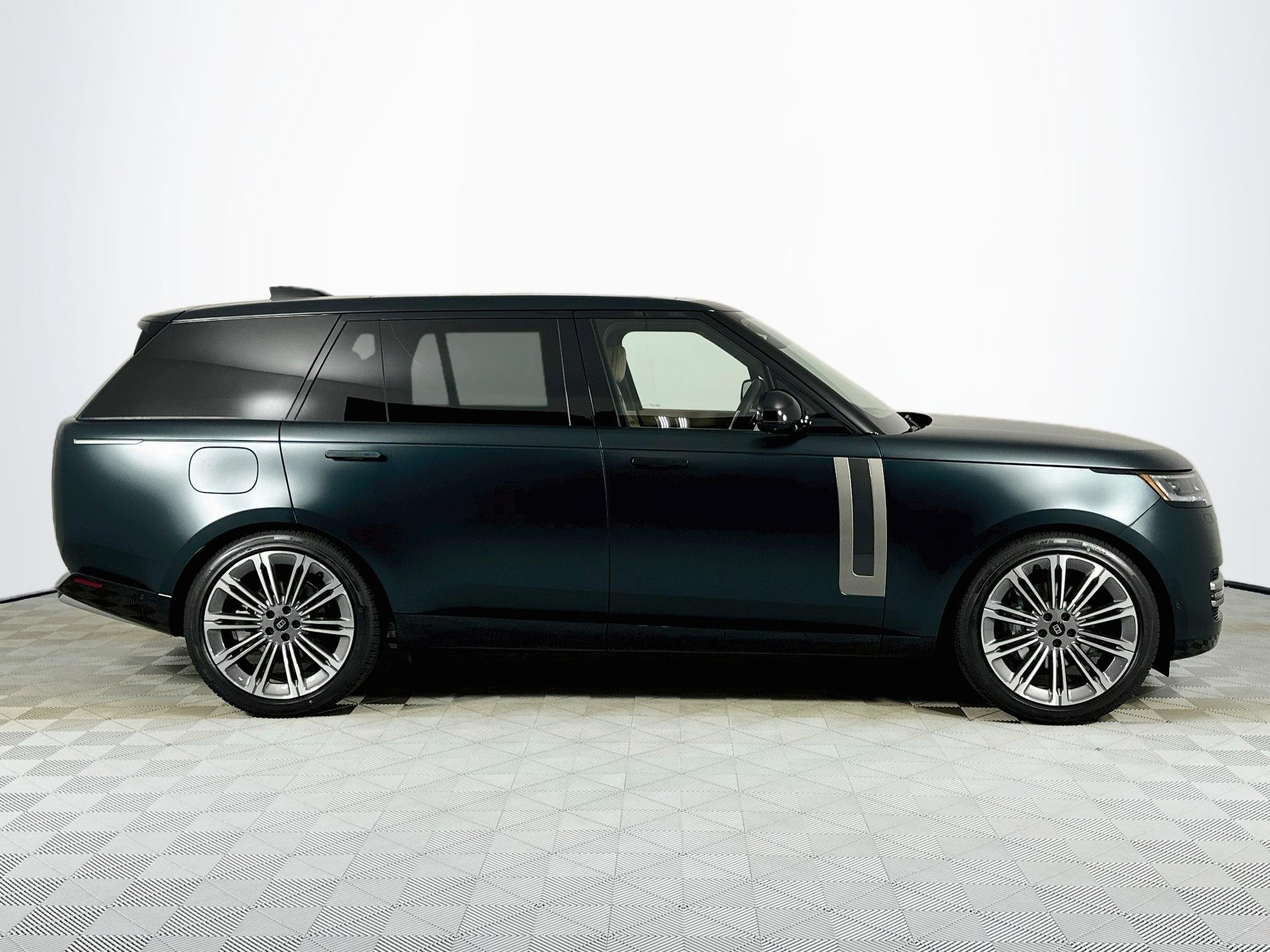 New 2027 Land Rover Range Rover Long Wheelbase SE AWD/4WD image 4
