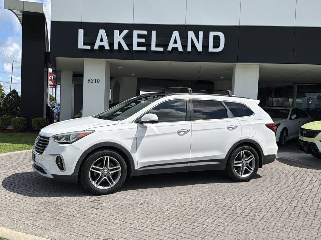 Used 2017 Hyundai Santa Fe FWD image 2