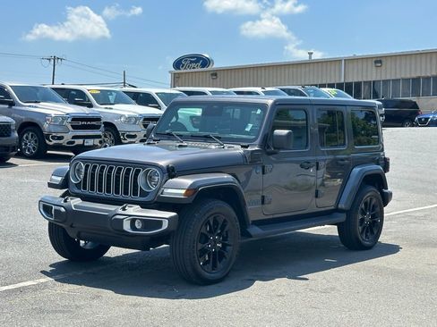 Used 2025 Jeep Wrangler Unlimited Sahara AWD/4WD image 2