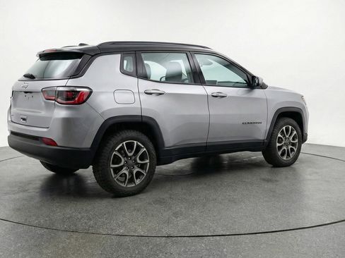 Used 2025 Jeep Compass Trailhawk image 9