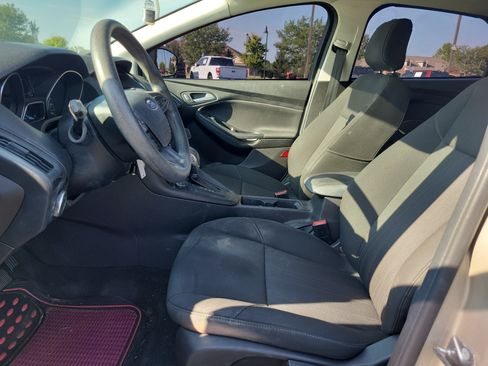 Used 2018 Ford Focus SE w/ SE Appearance Package FWD image 16