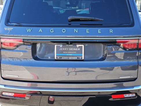 Used 2022 Jeep Wagoneer Series III w/ Premium Group I AWD/4WD image 13