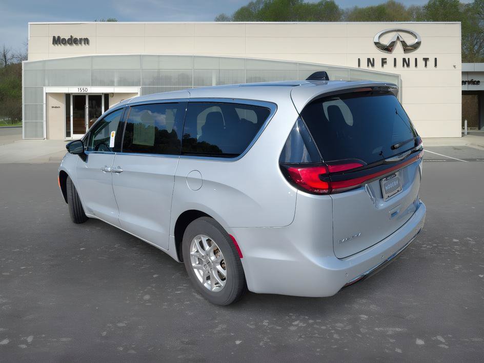 Used 2024 Chrysler Pacifica Touring-L FWD image 5
