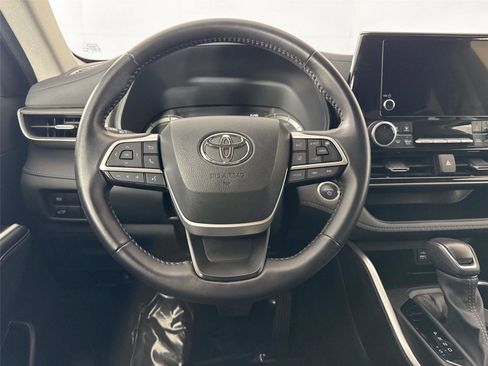Used 2024 Toyota Highlander LE image 29