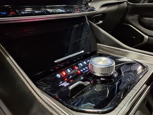 Certified 2024 Jeep Wagoneer Series II w/ Flexible Seating Group image 24