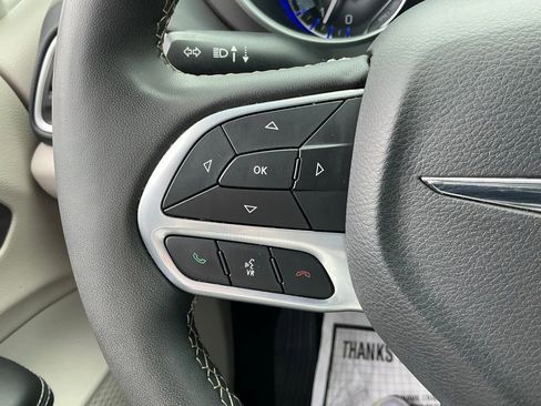 Used 2023 Chrysler Pacifica Touring-L image 28