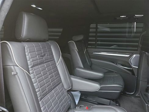 Used 2025 Cadillac Escalade ESV V image 23