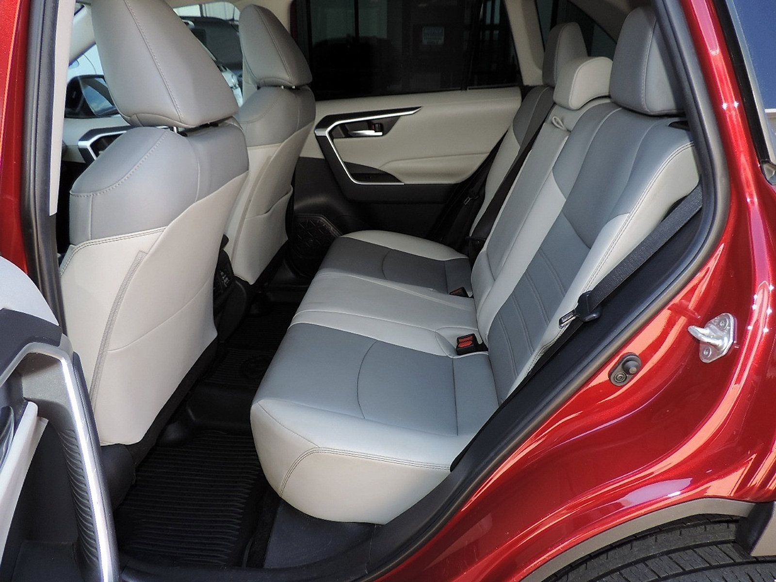 Used 2019 Toyota RAV4 XLE Premium FWD image 13