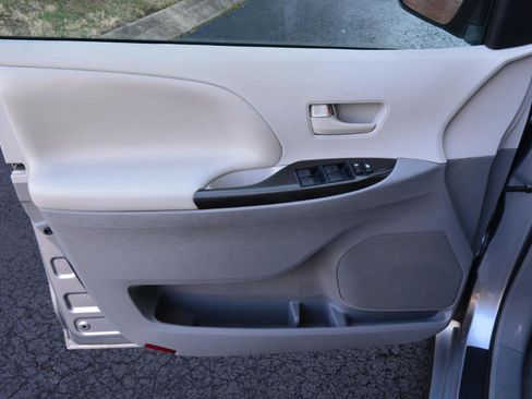 Used 2013 Toyota Sienna LE w/ Towing Pkg image 9