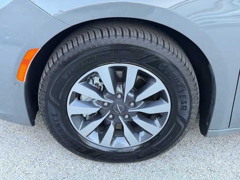 Used 2021 Chrysler Pacifica Touring-L FWD image 21