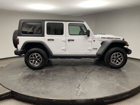 Used 2025 Jeep Wrangler Unlimited Rubicon AWD/4WD image 8