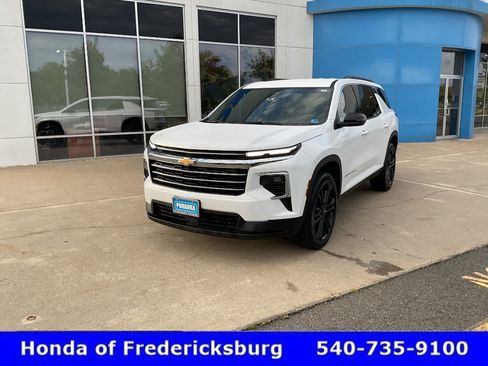 Used 2025 Chevrolet Traverse LT FWD image 2