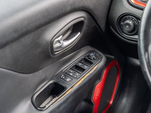 Used 2016 Jeep Renegade Trailhawk w/ Safety & Security Group image 24