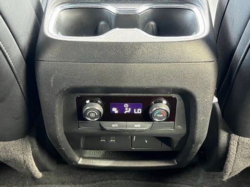 Used 2025 Chevrolet Traverse LT image 21